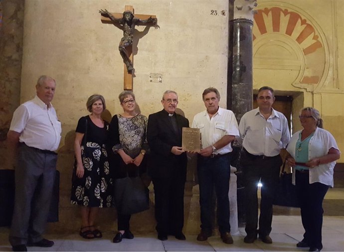 Responsables del Cabildo y familiares de Teno ante el Cristo en la Catedral