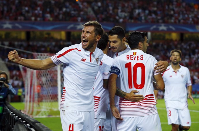 Krychowiak celebra un gol del Sevilla