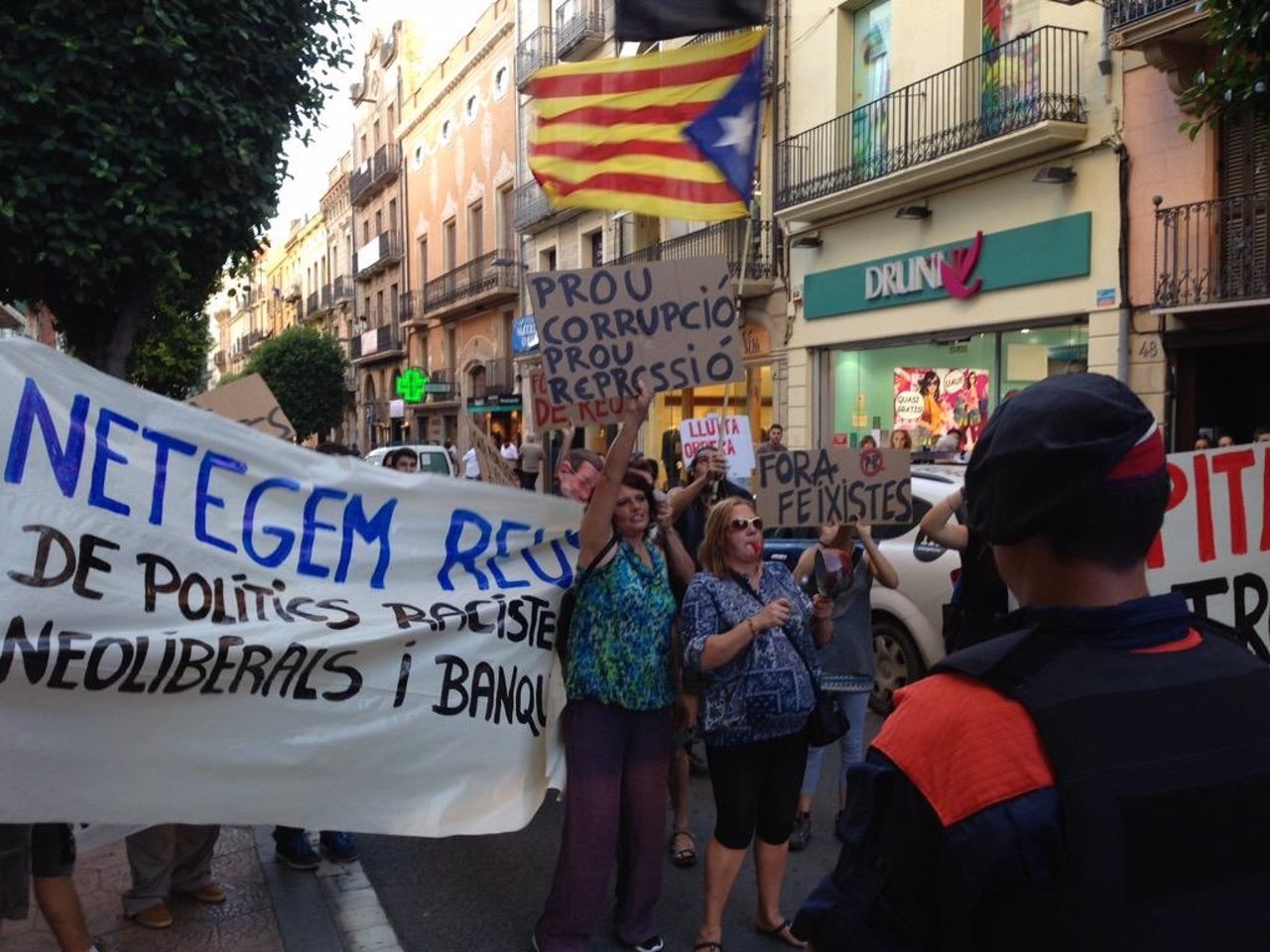 Manifestantes en Reus contra el pte.M.Rajoy y X.G.Albiol (PP)