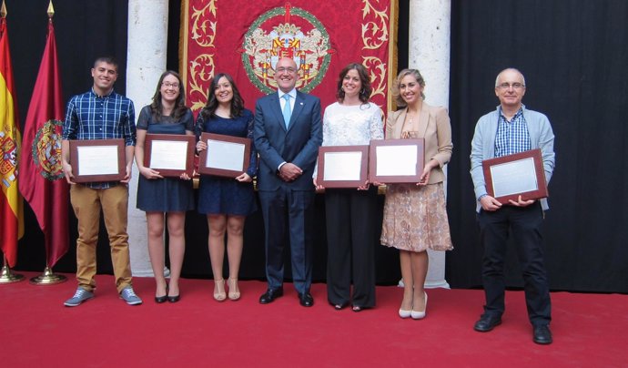 Carnero, en el centro, con los galardonados con los premios de Periodismo