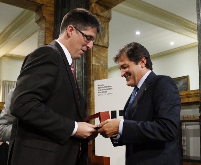 Víctor Martínez recibe el premio del presidente autonómico, Javier Fernández. 