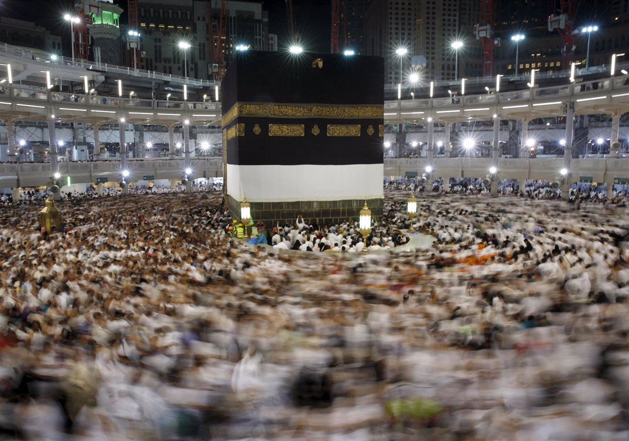 Peregrinos musulmanes en la Kaaba de La Meca