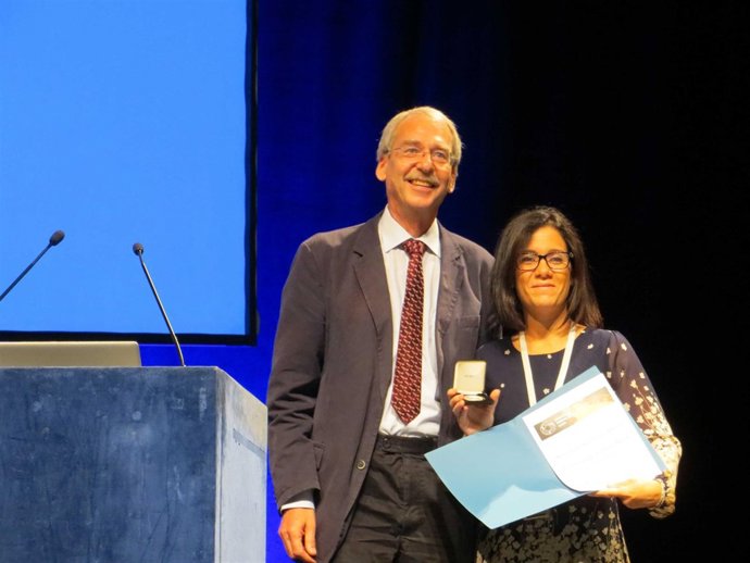 Encarnación Ruiz Agudo recibiendo el galardón europeo