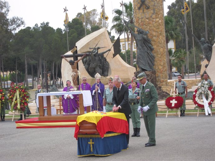 Morenés impone a uno de los féretros la cruz militar con distintivo amarillo