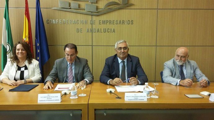 González de Lara (CEA) y Ramírez de Arellano, en la firma del acuerdo