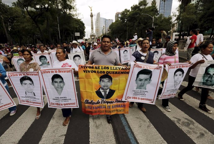 Familiares de los 43 'normalistas' protestan en México DF