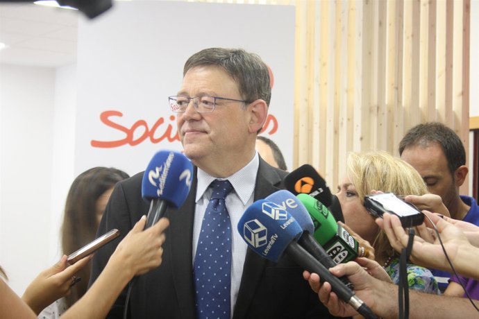 Ximo Puig atiende a los periodistas en imagen de archivo