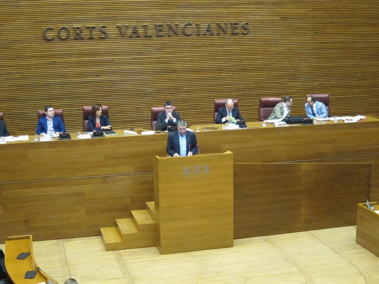 El conseller Climent en las Corts