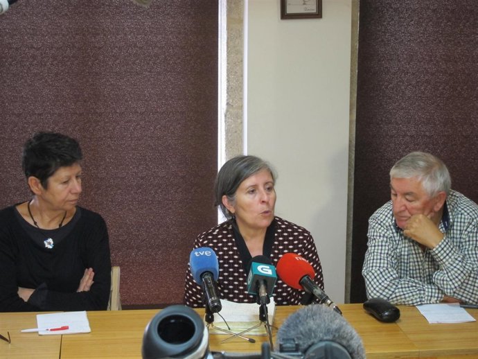 Miembros de Iniciativa pola Unión en rueda de prensa