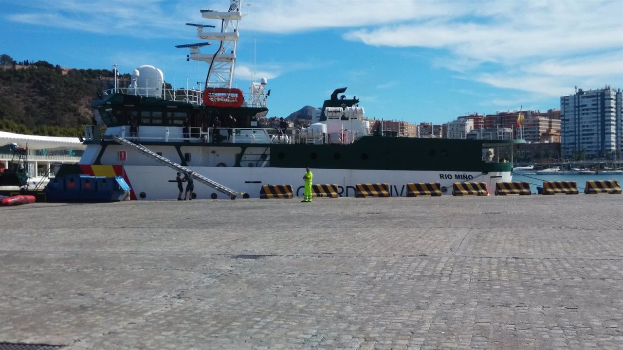 Patrullera Guardia Civil Rio Miño inmigrantes puerto Málaga rescate patera