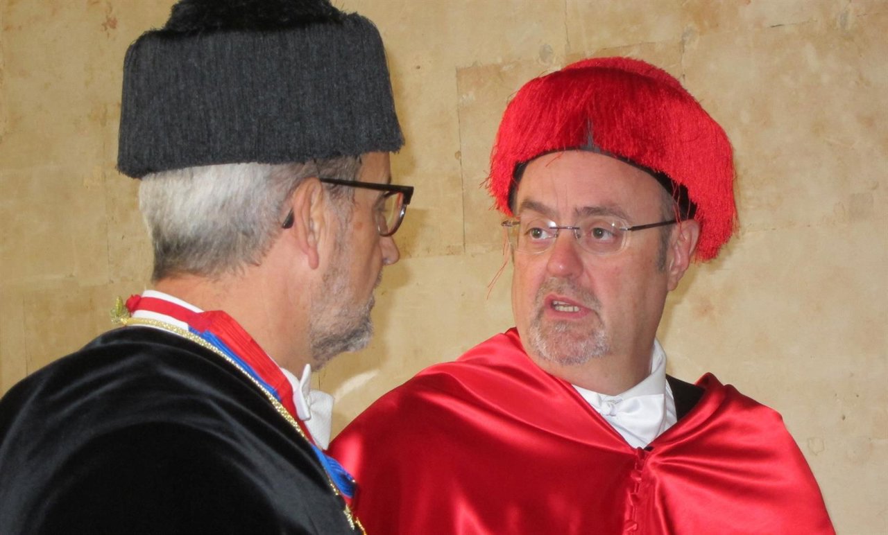 Rey habla con el rector de la USAL, Daniel Hernández, en Salamanca