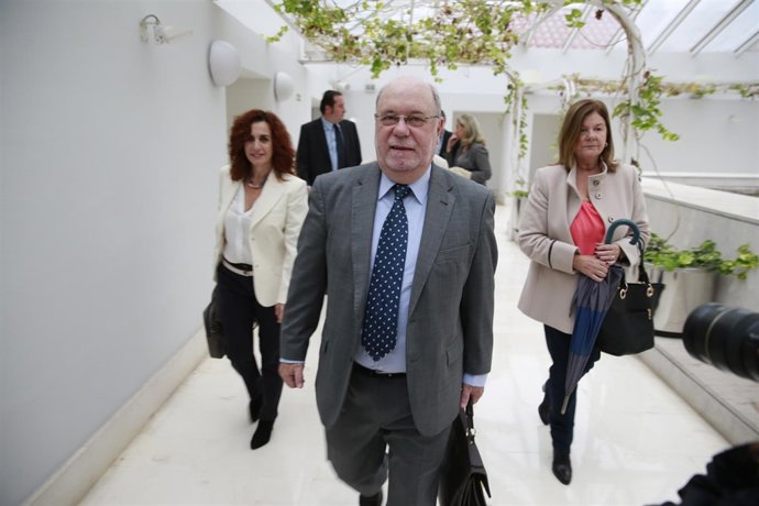 El consejero de Economía, Hacienda y Empleo, Juan José Sota, en el Parlamento