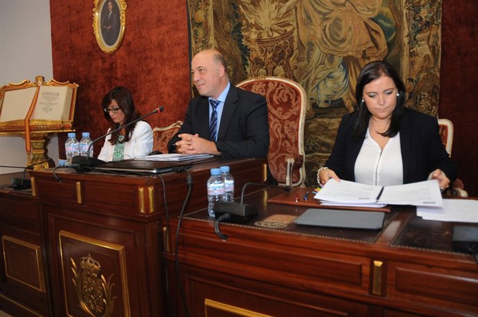 El presidente, Antonio Ruiz, y las vicepresidentas Felisa Cañete y Ana Carrillo
