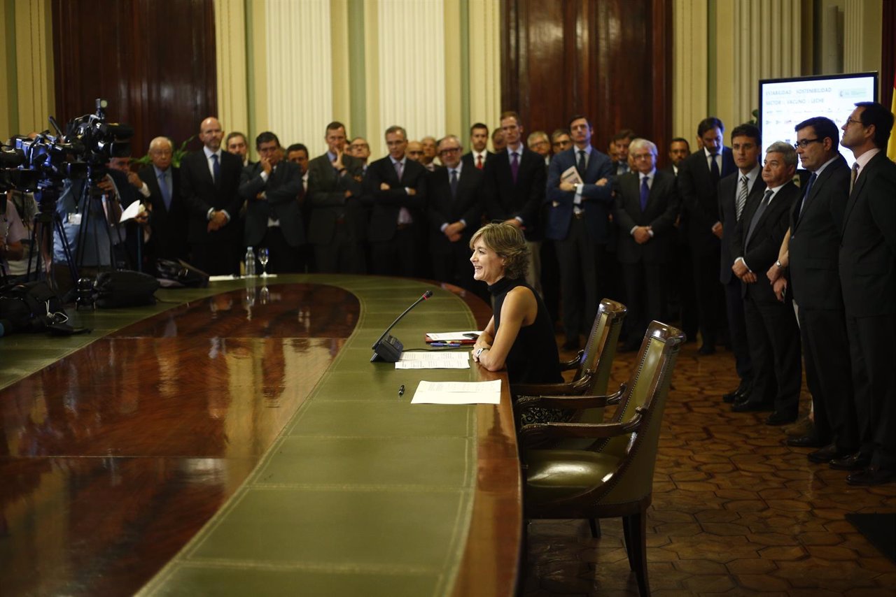 Isabel García Tejerina preside la firma del acuerdo con el sector lácteo