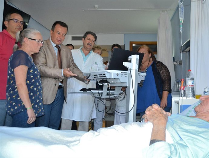 Carros informatizados para acceder a la historia clínica de pacientes en Motril