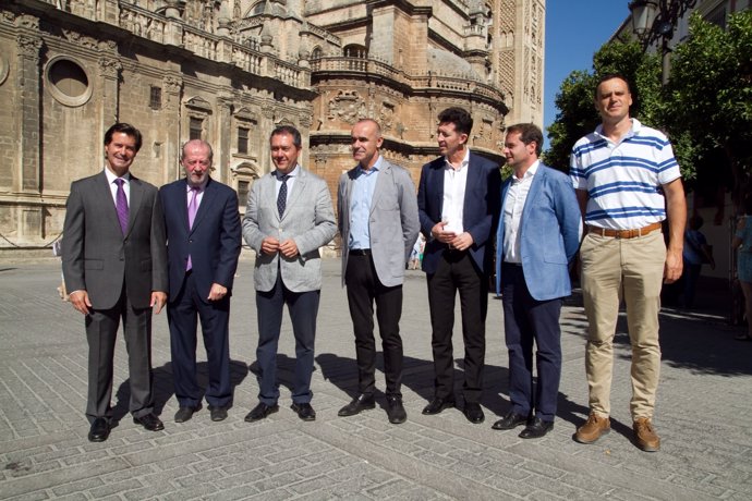 Representantes de la Junta, Diputación y Ayuntamiento por el Día del Turismo