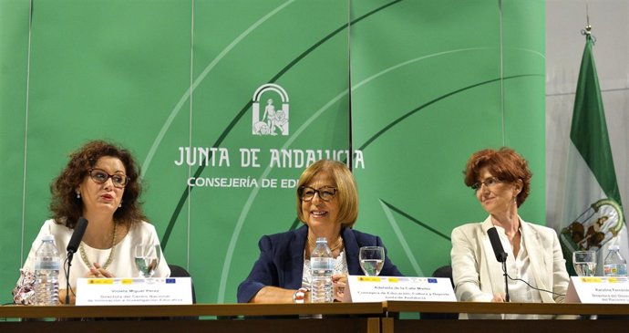 La consejera de Educación, Adelaida de la Calle, en el centro