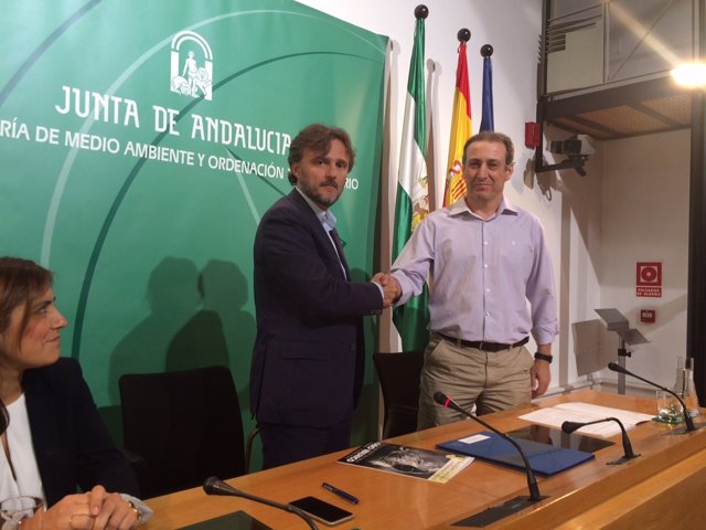 El consejero, José Fiscal, tras la firma del manifiesto de apoyo