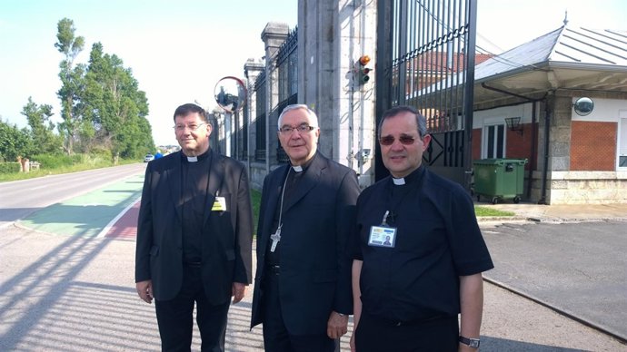 El obispo visita El Dueso con párrocos de la zona