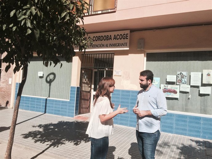 Pérez y Mayoral ante la sede de Córdoba Acoge