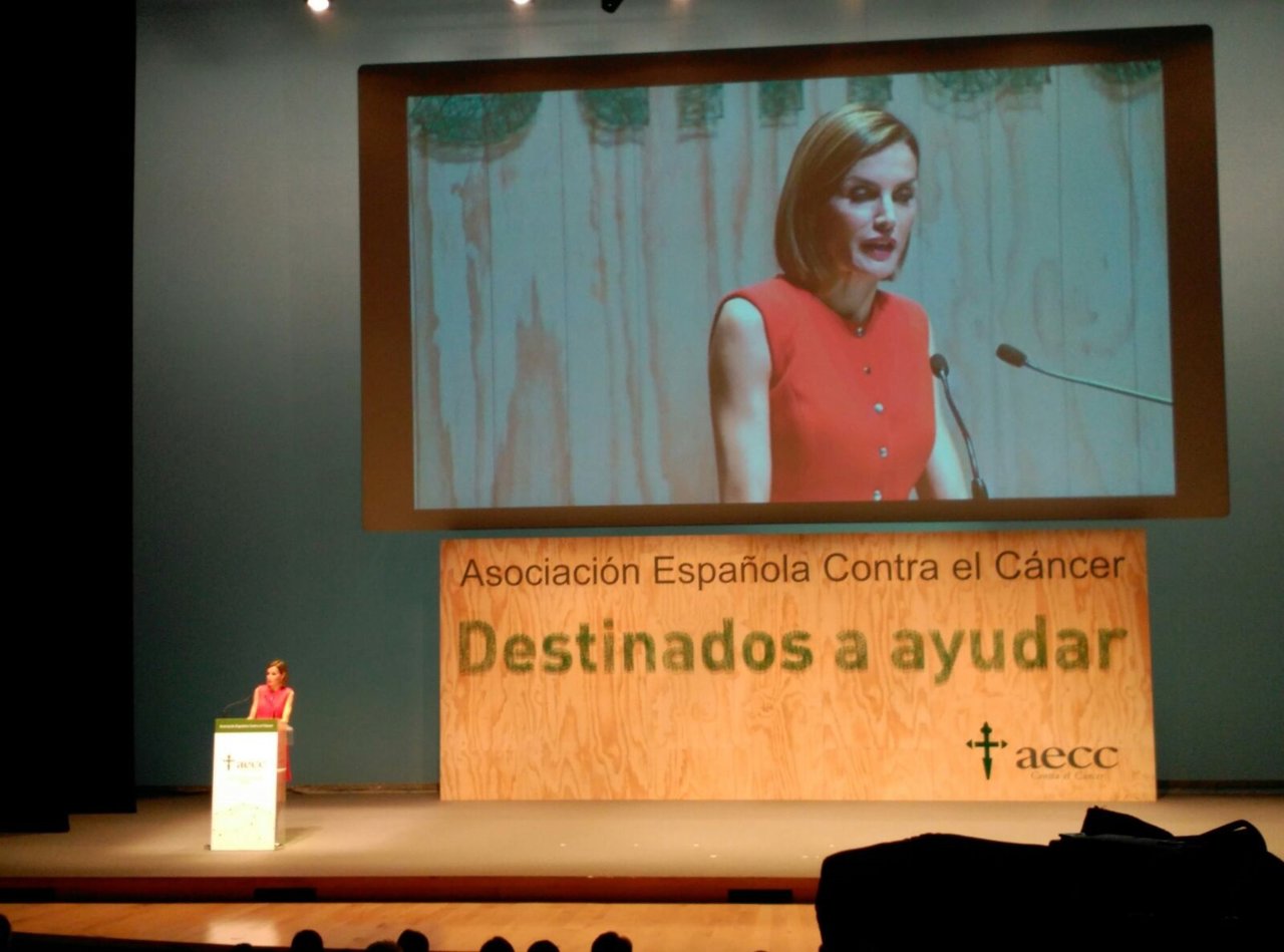La Reina Letizia interviene en el acto de la AECC