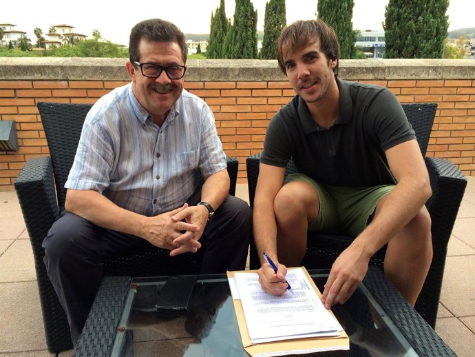 Carlos Barrón, a la derecha, firma su renovación con el Palma Futsal