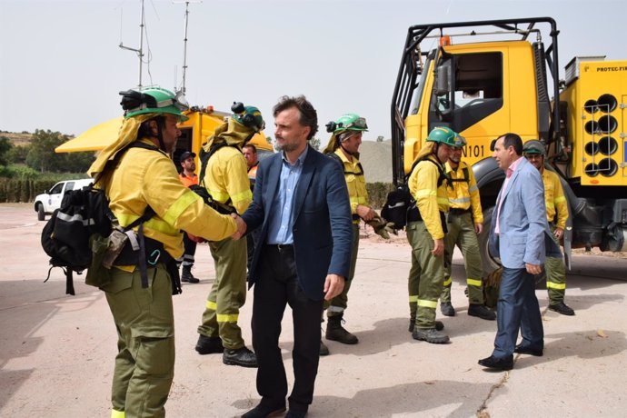 José Fiscal saluda a trabajador del Infoca Brica Cártama málaga fuego incendios 