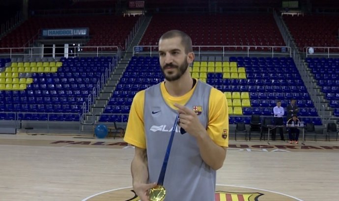 Pau Ribas posa con la medalla del Eurobasket en su llegada a Barcelona