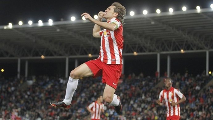 Corona se va del Almería tras 10 temporadas