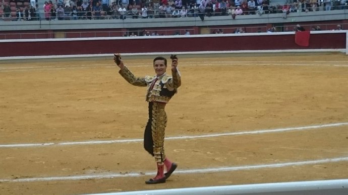 Urdiales pasea dos de sus tres orejas logradas en Logroño