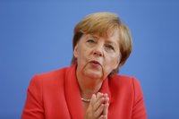 Merkel insta a la UE a acoger refugiados "sin quejarse"