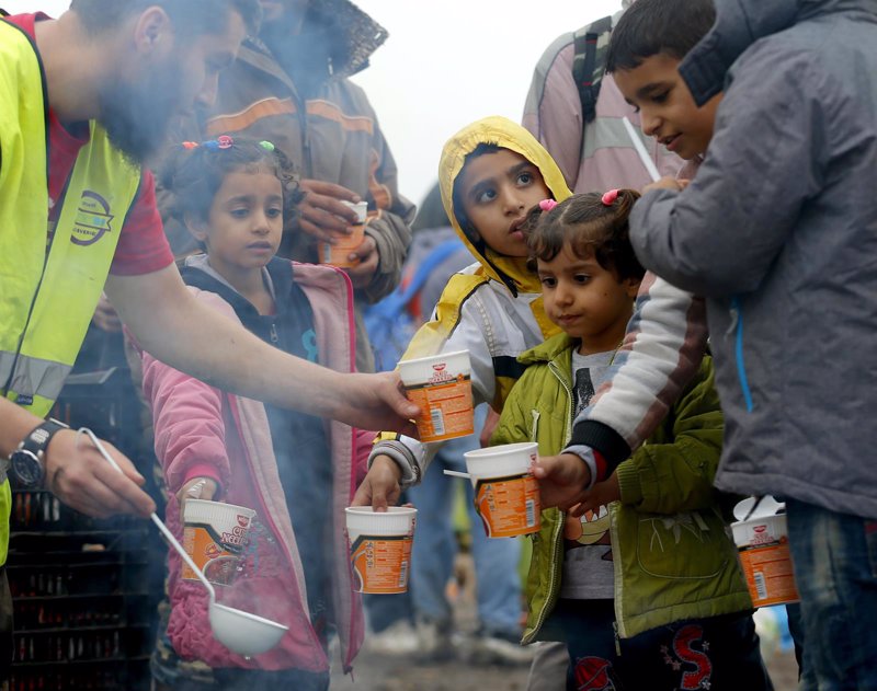 Voluntarios Ayudan A Los Refugiados A Sobrevivir Mientras Los Líderes ...