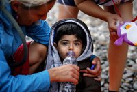 Voluntarios ayudan a los refugiados a sobrevivir mientras los líderes europeos siguen buscando soluciones