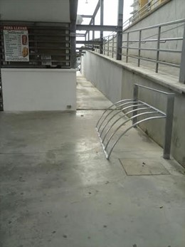Aparcabicis en estación de autobuses de Huelva.