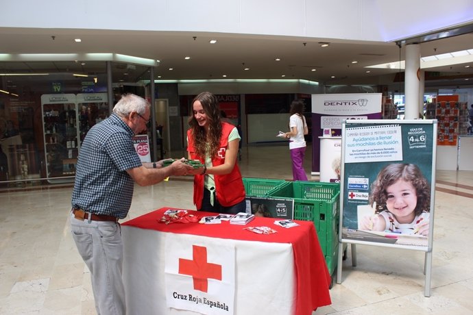 Una voluntaria de Cruz Roja. 