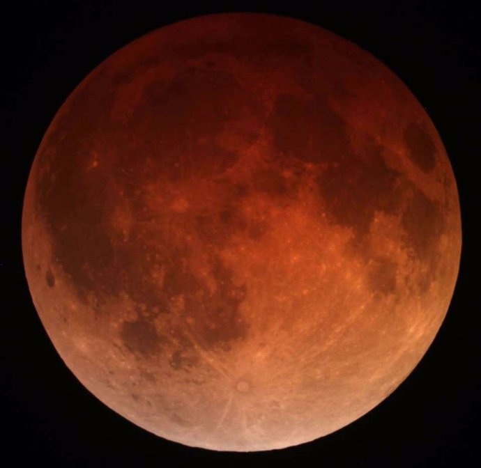 Tres telescopios permitirán seguir el eclipse total de luna en Zaragoza