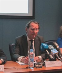 De Llera ve a los diputados del PP "faltones" y cree que se han "radicalizado" para conservar su papel de oposición