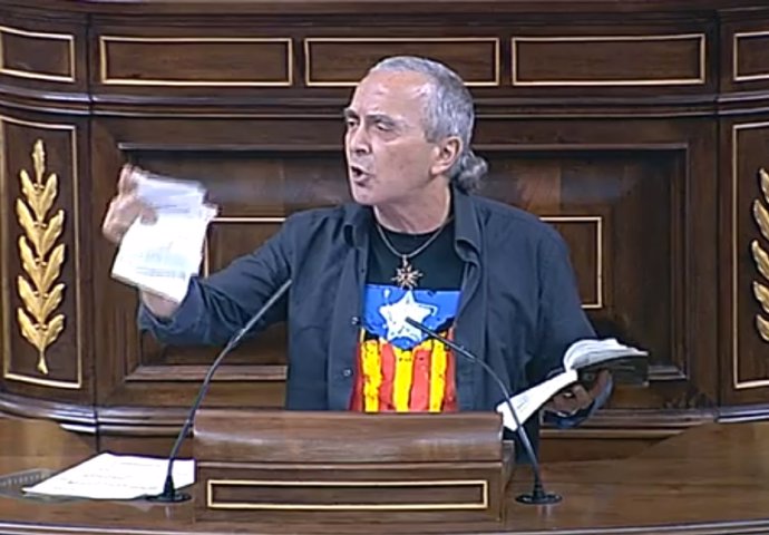Sabino Cuadra, diputado de Amaiur, rompiendo la Constitución