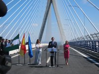 Rajoy y Díaz inauguran el segundo puente, "una obra de talla mundial"