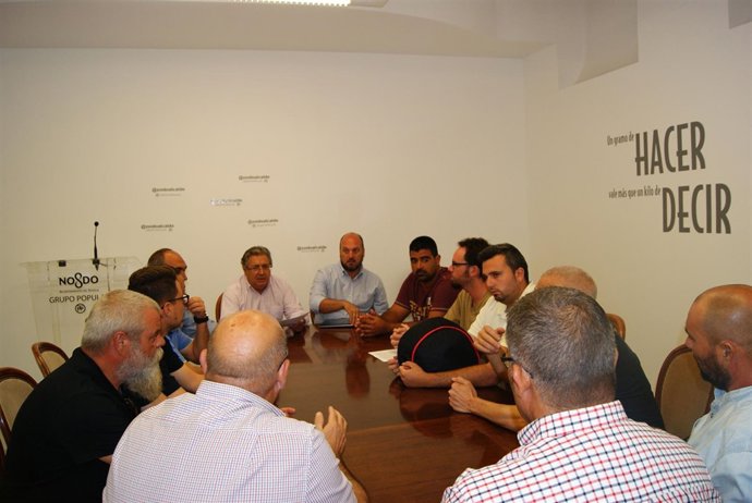 Zoido con trabajadores de las empresas del contrato de zonas verdes