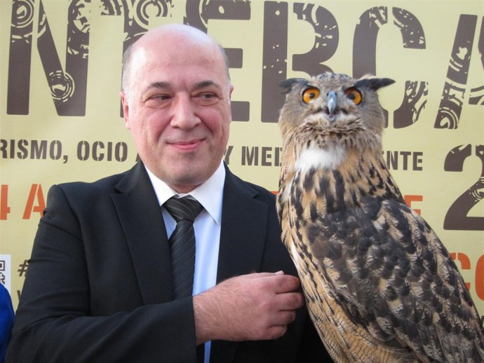 Antonio Ruiz sostiene un buho en la inauguración de Intercaza 2015