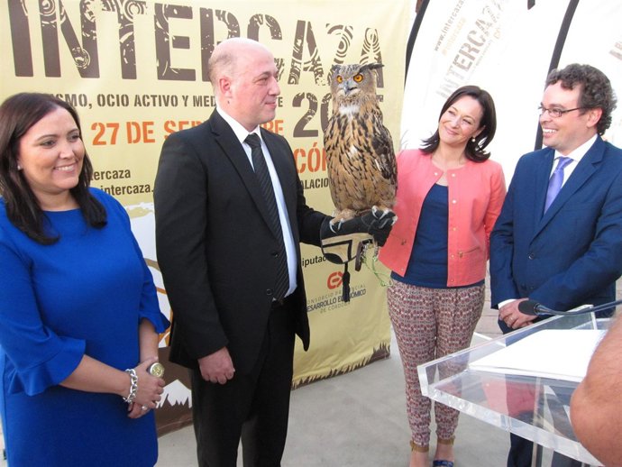 Ruiz y Crespín (centrro) observan un buho en la inaguración de Intercaza