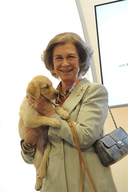 SM la Reina Doña Sofía, con un cachorro en sus brazos