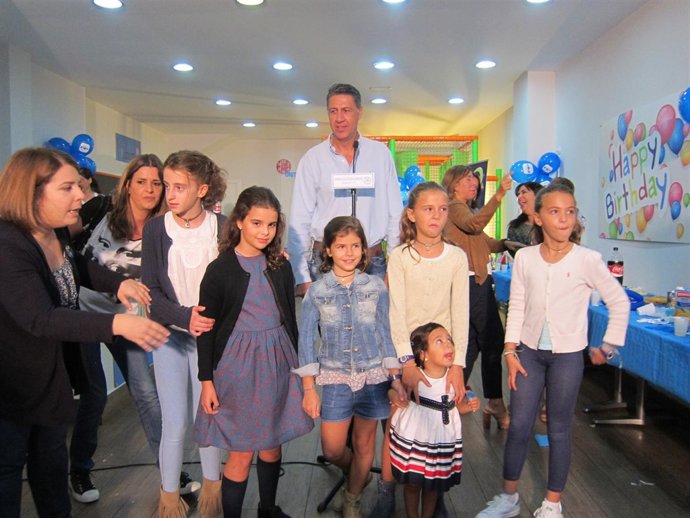 X.G.Albiol (PP) visita una ludoteca