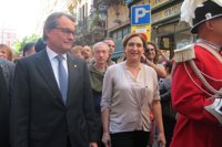 Ada Colau lamenta el uso "electoralista" del balcón con las banderas pero lo relativiza