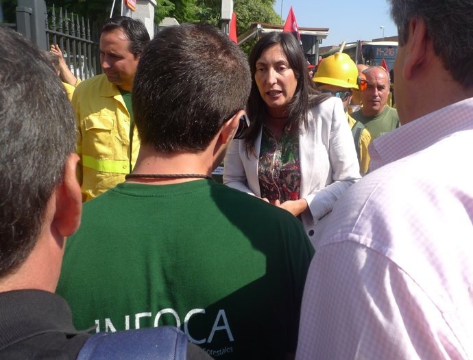 La secretaria general del PP-A, Dolores López, con trabajadores de la Amaya