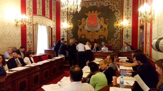 Los portavoces discuten cuestiones en el pleno de este jueves