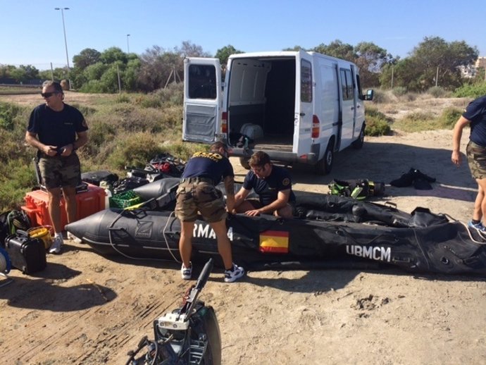 Buceadores de la Armada neutralizan una bomba de aviación en La Manga 