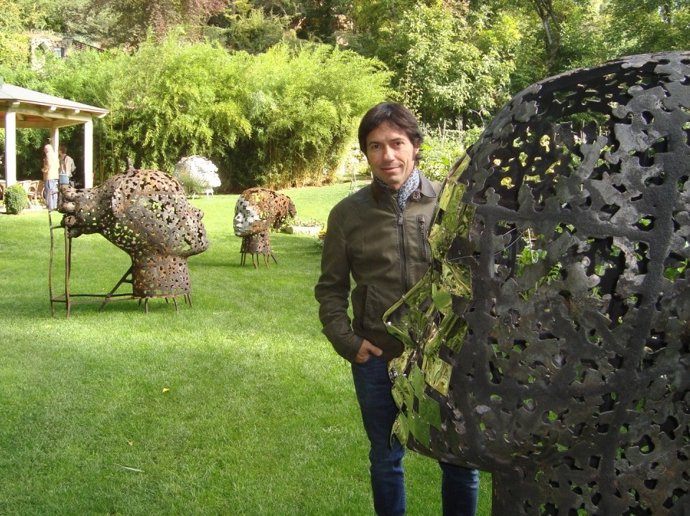 Mascaró posa junto a sus obras