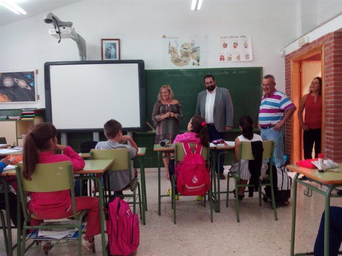 El delegado de Educación, Eloy Vera, pasa una jornada escolar en Domingo Pérez